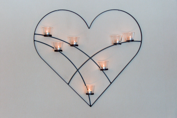 Väggljusstakar - Hjärta på vägg med plats för sju glashållare för värmeljus.
