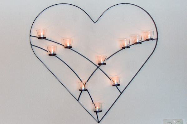 Väggljusstakar - Hjärta på vägg med plats för tio glashållare för värmeljus.